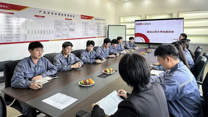 Ketian-Holds-a-Symposium-for-New-College-Students-01.jpg